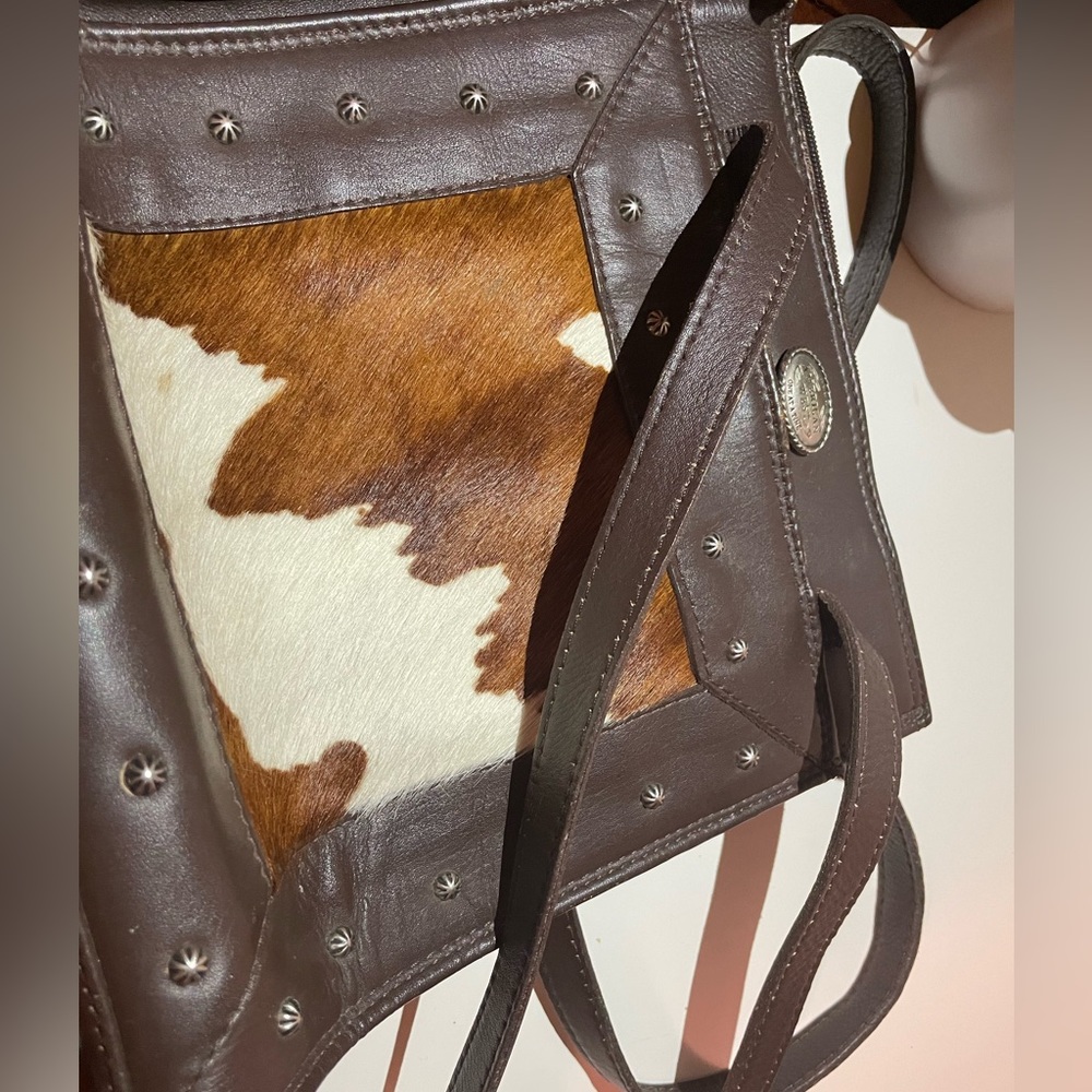 BEAUTIFUL GENTLY USED AMERICAN WEST COW HID PURSE /TOOLED BY HAND LOOK.